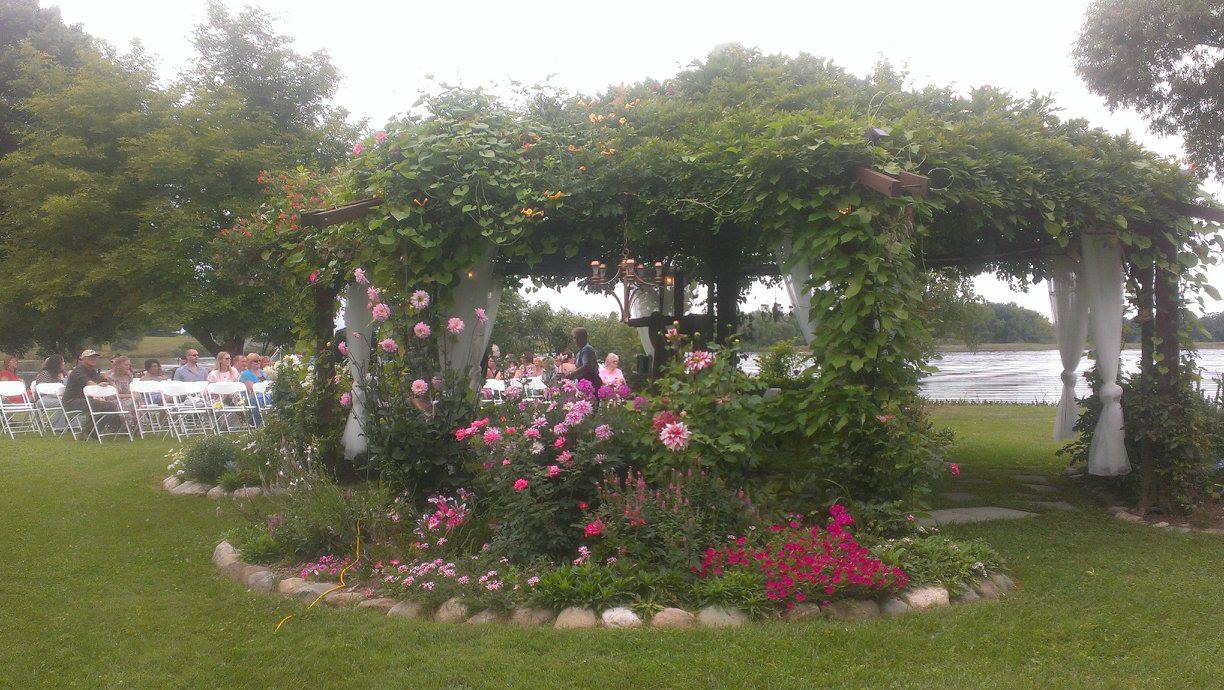 Guests are arriving pre-Ceremony