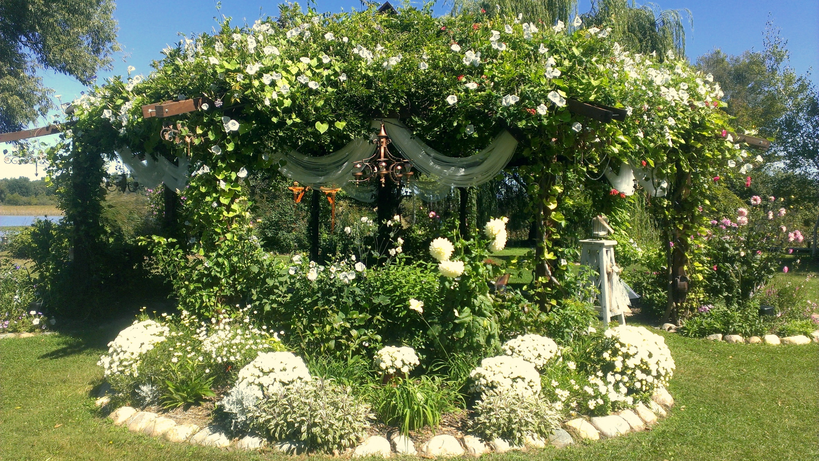 Straight-on view of the white flowerbed